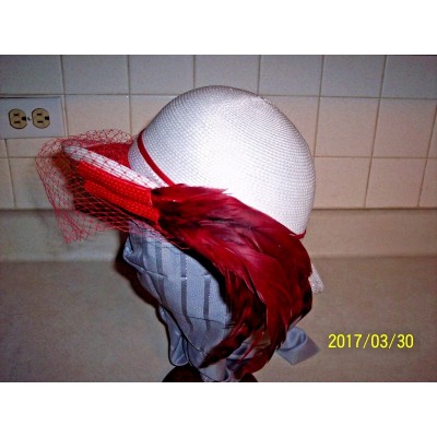  LADIES WHITE AND RED HAT W/ VEIL AND FEATHERS   SANDRA LABEL 21 1/2" CIR.   eb-13678737